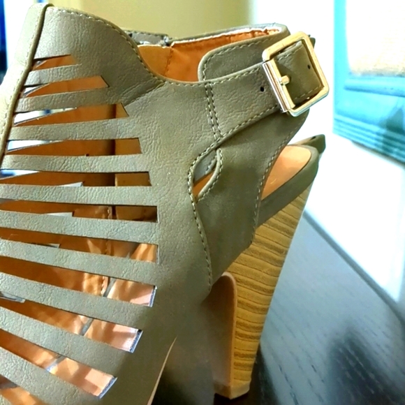 STRAP HEELS - Picture 2 of 4